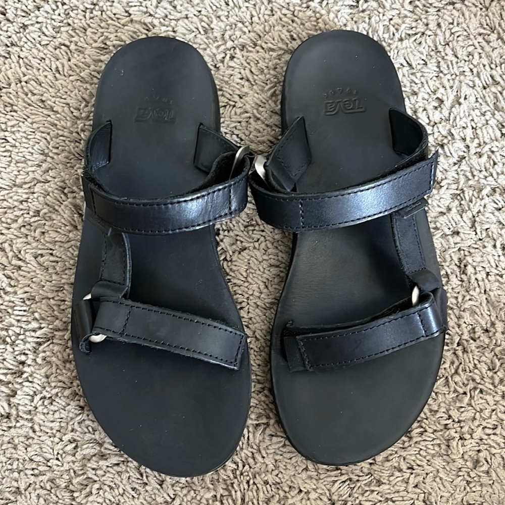 Women’s Black leather Teva